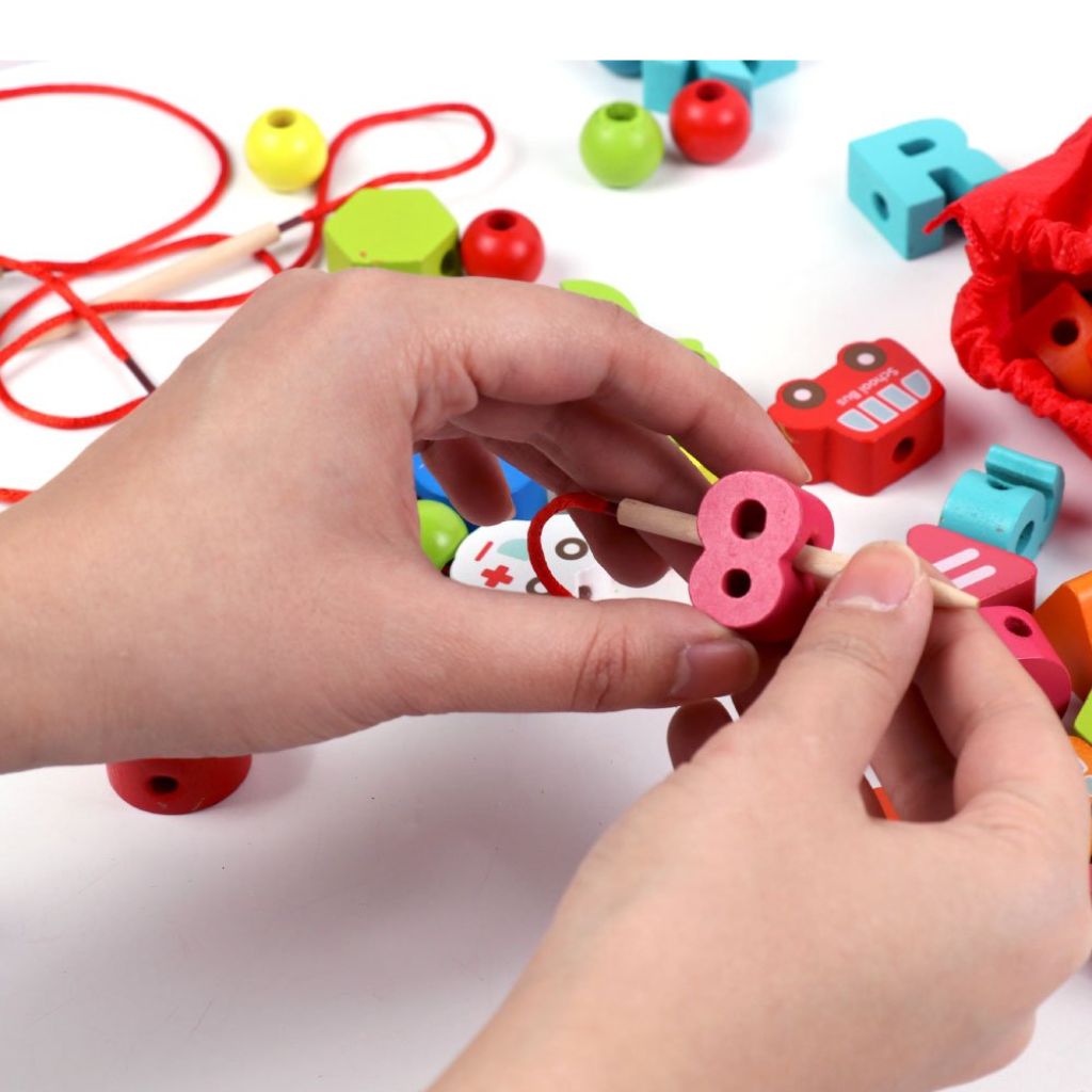 Juego Enhebrable de Letras, Números y Vehículos